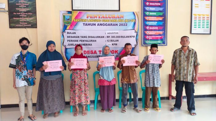 PENYALURAN BANTUAN LANGSUNG TUNAI ( BLT DD ) KE 8 DESA TLEPOK 02