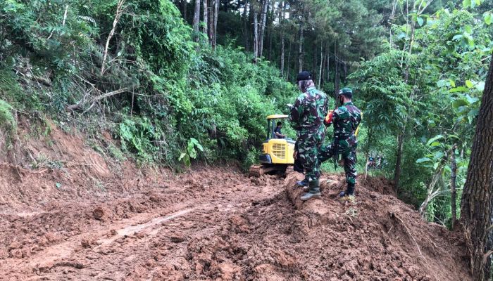 TANAH LONGSOR DI PERBATASAN DESA TLEPOK WADASMALANG