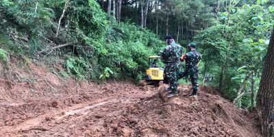 TANAH LONGSOR DI PERBATASAN DESA TLEPOK WADASMALANG